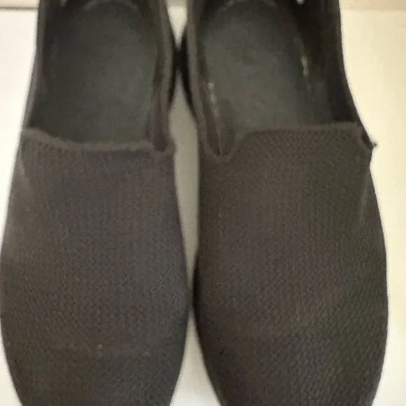 Skechers Black Slip-On Shoes size 7.5 pre owned - Picture 1 of 4